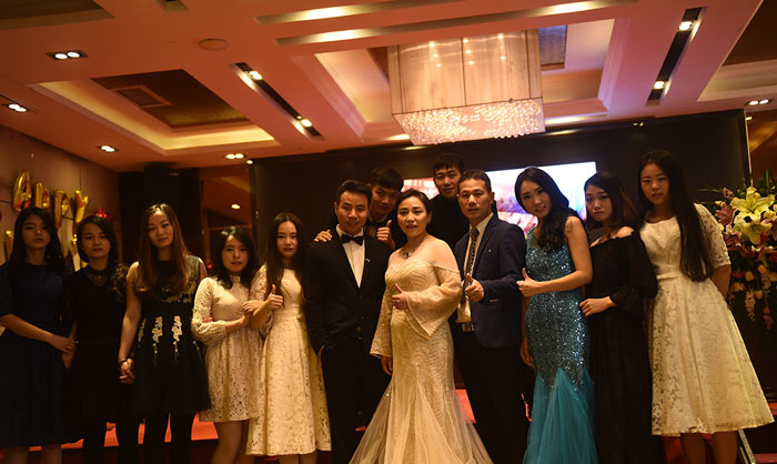 公司年會(huì)活動(dòng)服裝怎么搭配